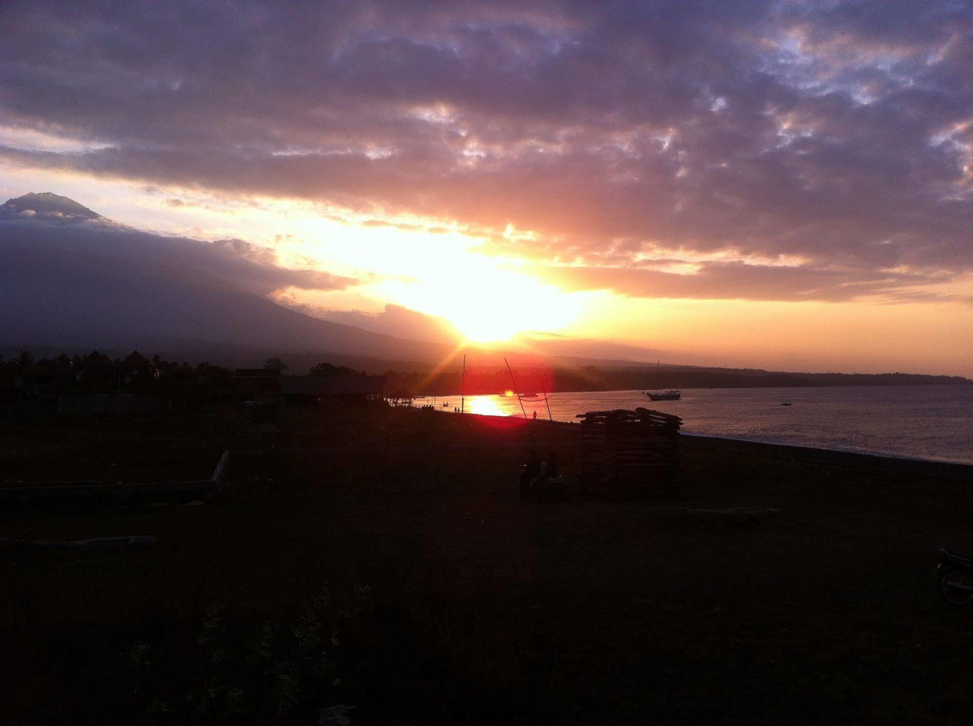 Amed Sari Beach Guesthouse מראה חיצוני תמונה